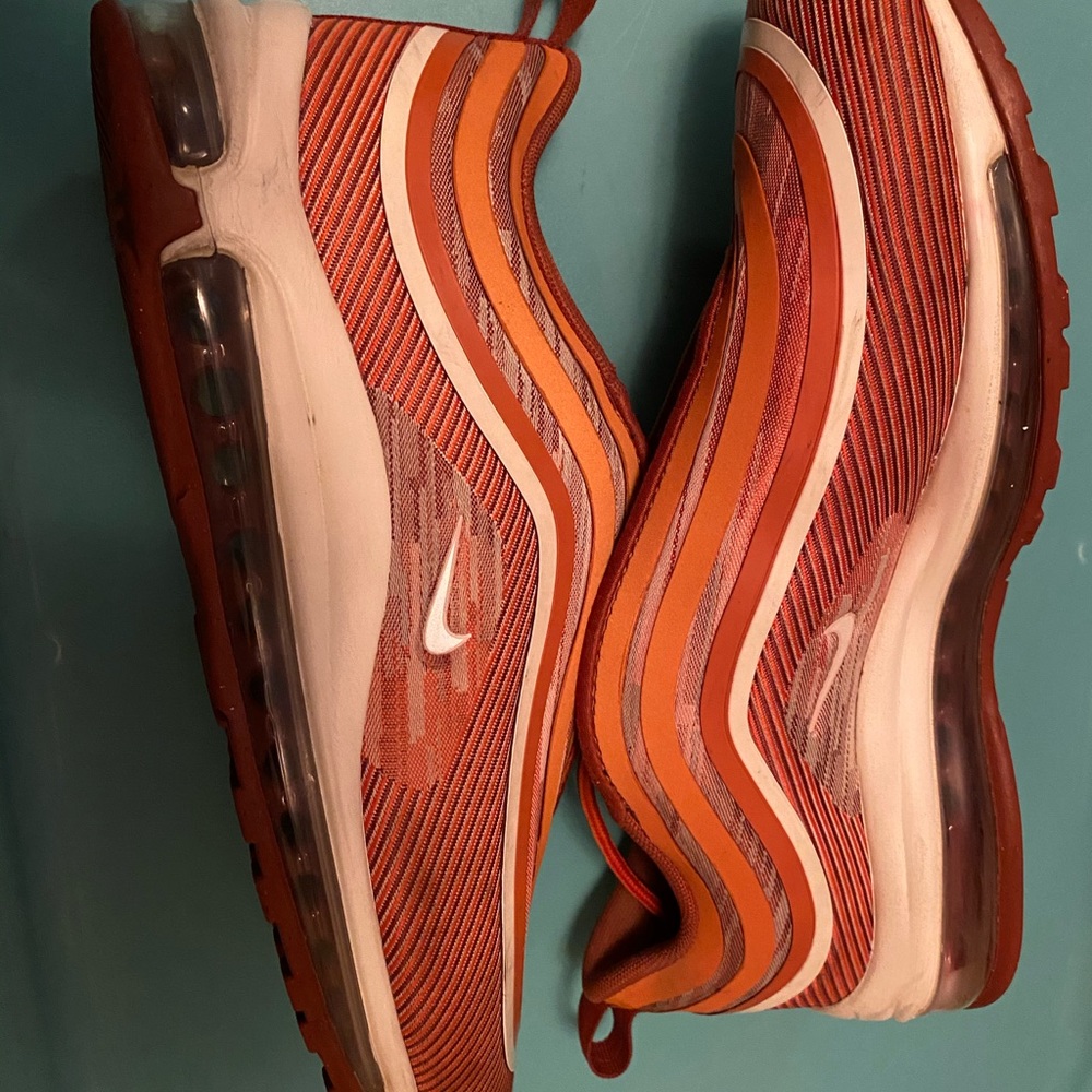 Tennis shoes